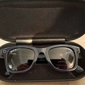 Ray-ban Stories Wayfarer RW4002, dark blue frames includes charging case/cable